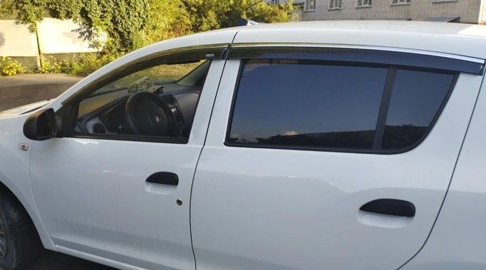 Дефлектори вікон (вітровики) Renault Sandero 2013-2022 рр з хром молдингом HB (4 шт, Niken) BRNST1323-W/S фото